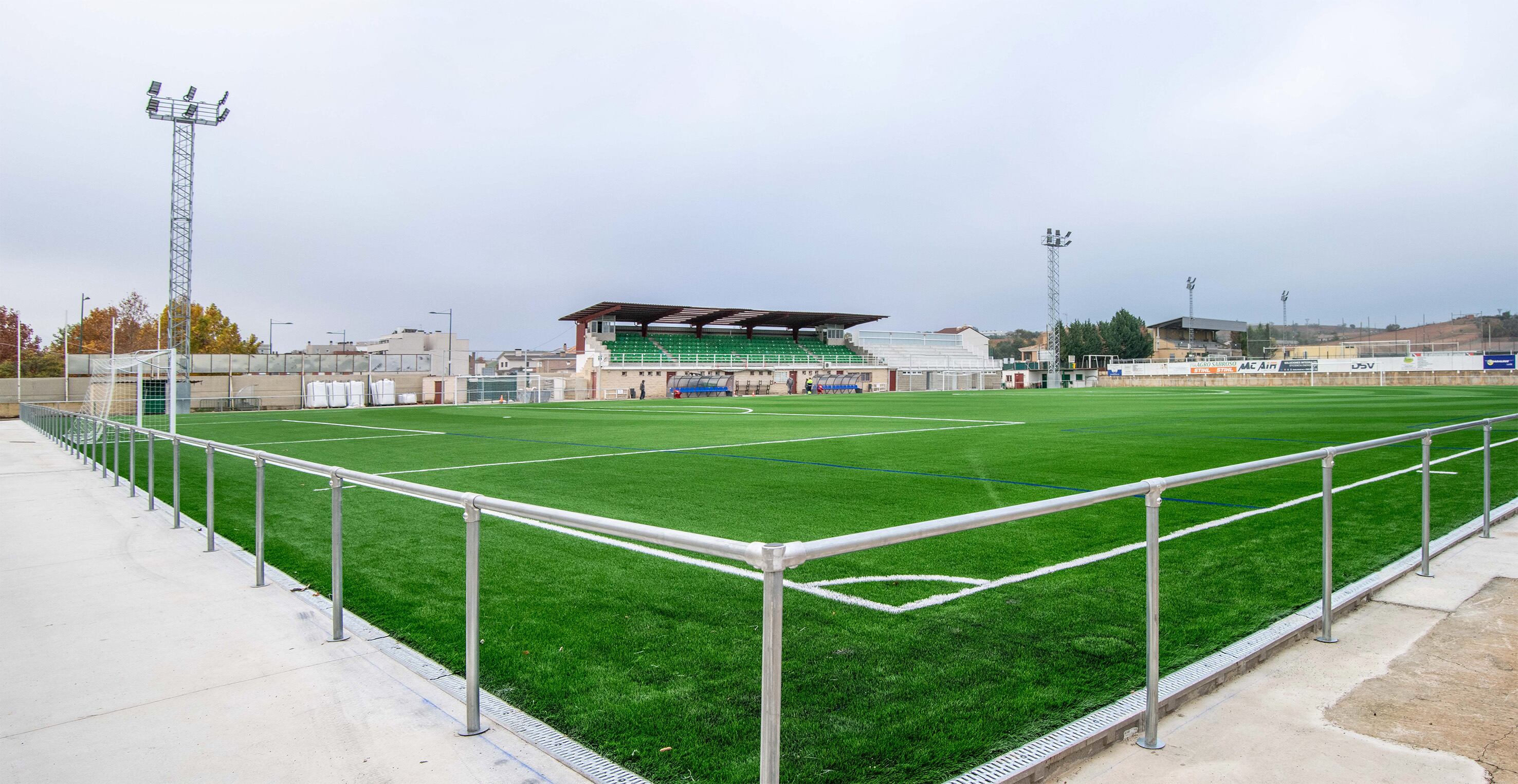 Así luce el nuevo campo de fútbol y el nuevo graderío del Complejo Deportivo La Solana de Marchamalo. FOTO: Ayuntamiento de Marchamalo