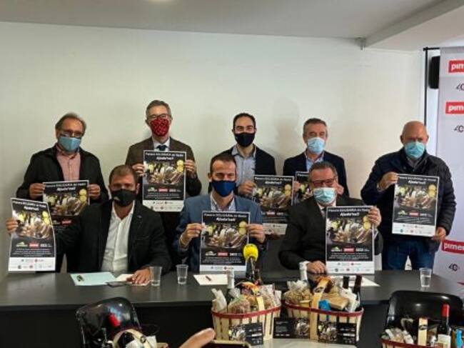 Los representantes de las empresas con el cartel