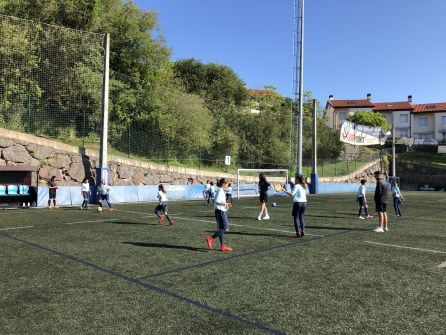 Las jugadoras del &#039;FutFem Talents&#039; calientan antes de un partido