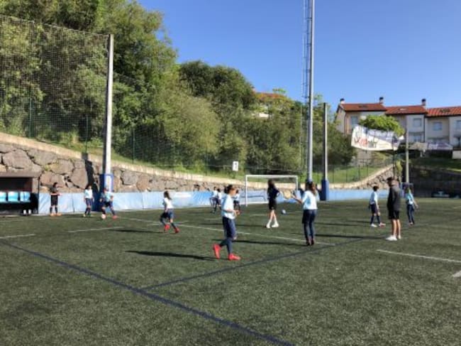 Las jugadoras del 'FutFem Talents' calientan antes de un partido