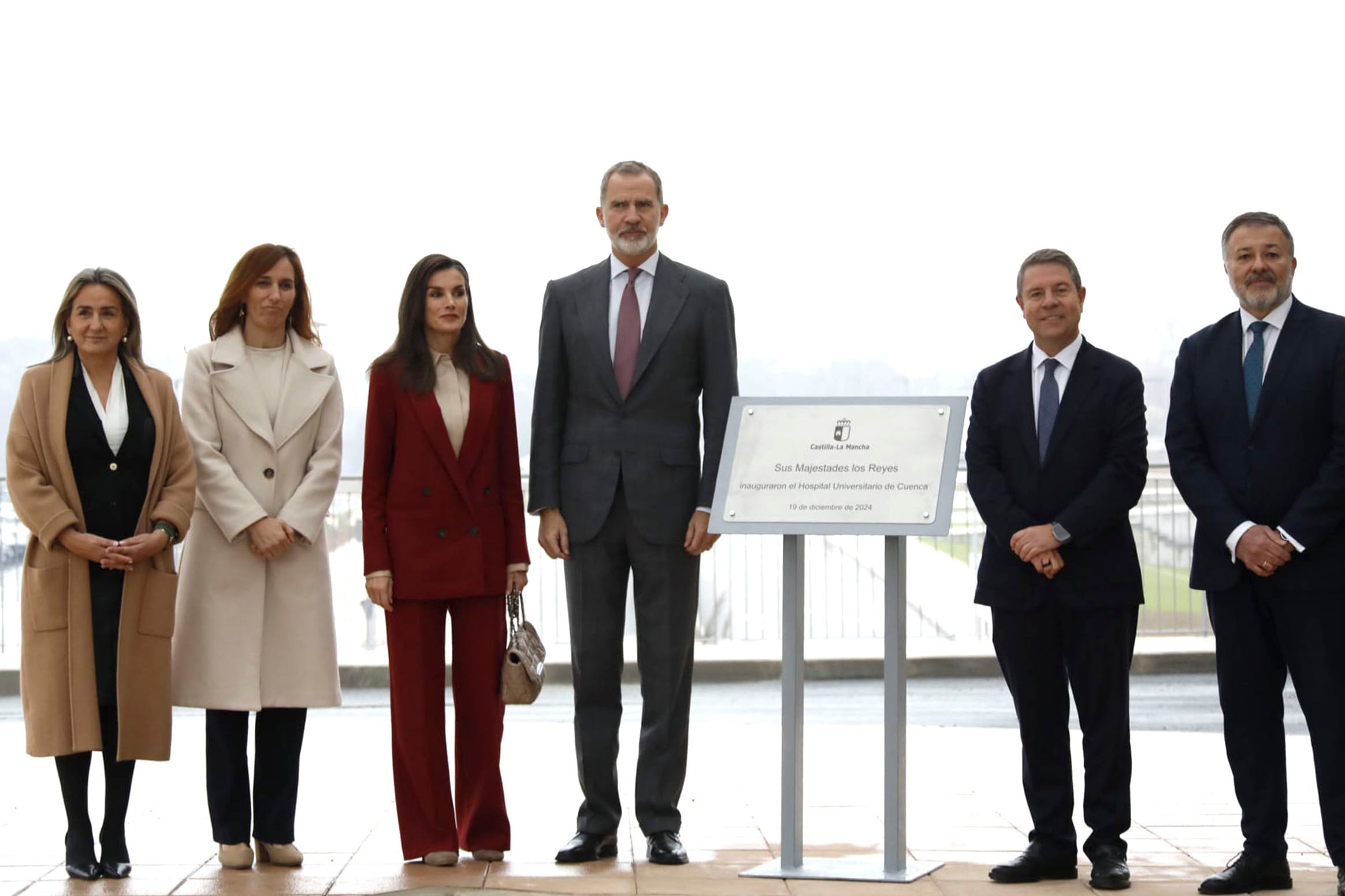 CUENCA, 19/12/2024.- Los reyes Felipe VI y Letizia, acompañados del presidente de Castilla-La Mancha, Emiliano García-Page (2d); la ministra de Sanidad, Mónica García (2i), la delegada del Gobierno en Castilla-La Mancha, Milagros Tolón (i) y el alcalde de Cuenca, Darío Dolz (d) ; entre otros, durante la inauguración este jueves del nuevo Hospital Universitario de la ciudad, una infraestructura que sustituirá al Hospital Virgen de la Luz, que ha estado en servicio seis décadas. EFE/ José del Olmo
