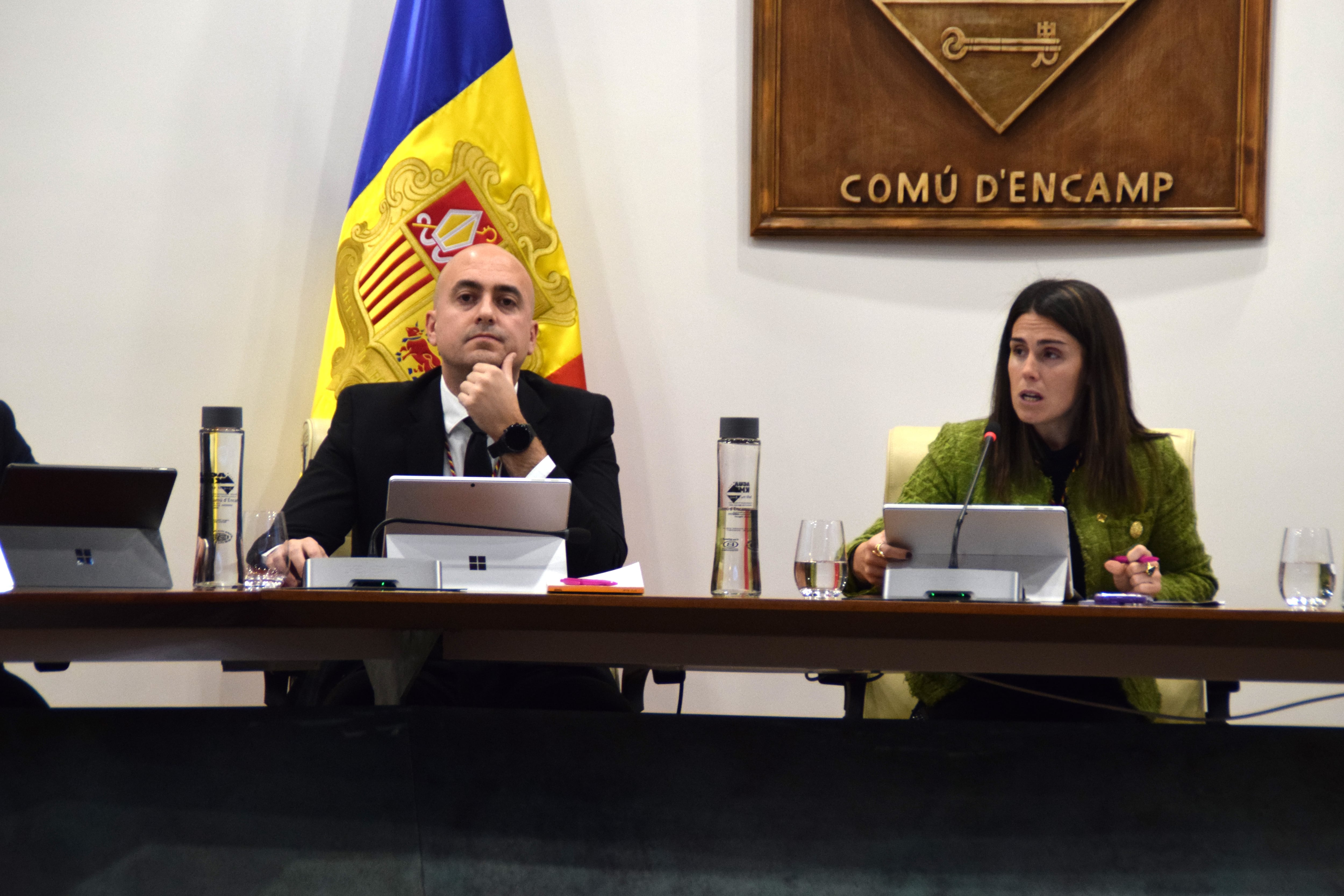 Els cònsols d'Encamp Laura Mas i Xavier Fernández durant la sessió de comú celebrada ahir.