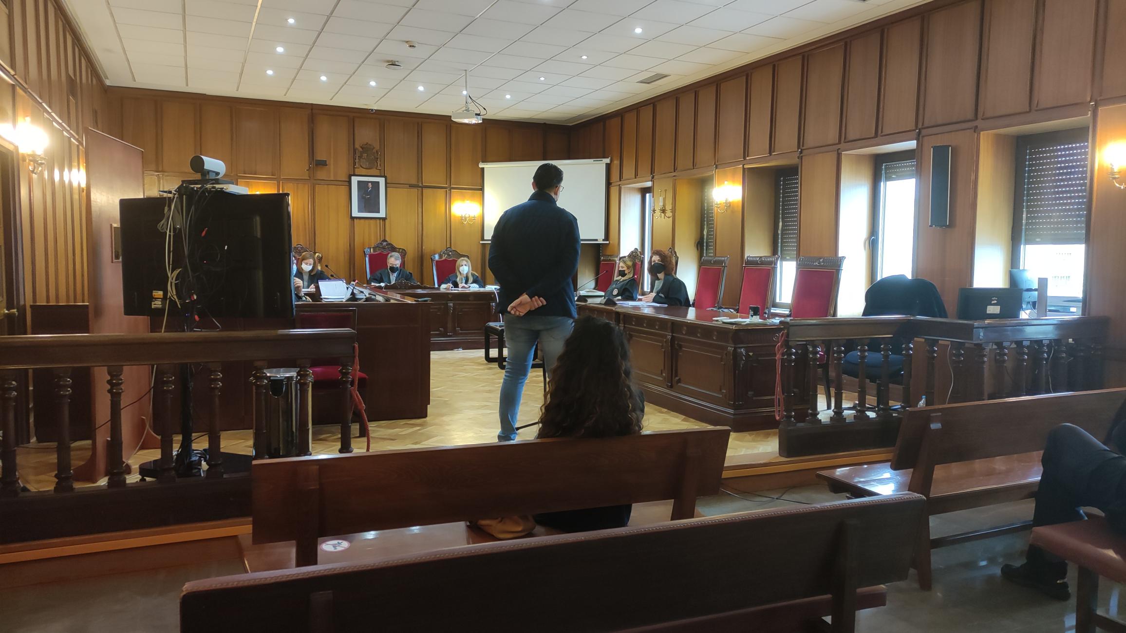 El principal acusado testifica a preguntas de la fiscal, ante la mirada de la madre de la menor