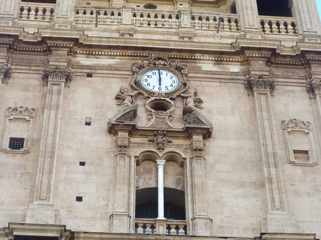 La avería que afecta al cuadro eléctrico de la torre campanario ha provocado el mal funcionamiento del reloj de la catedral