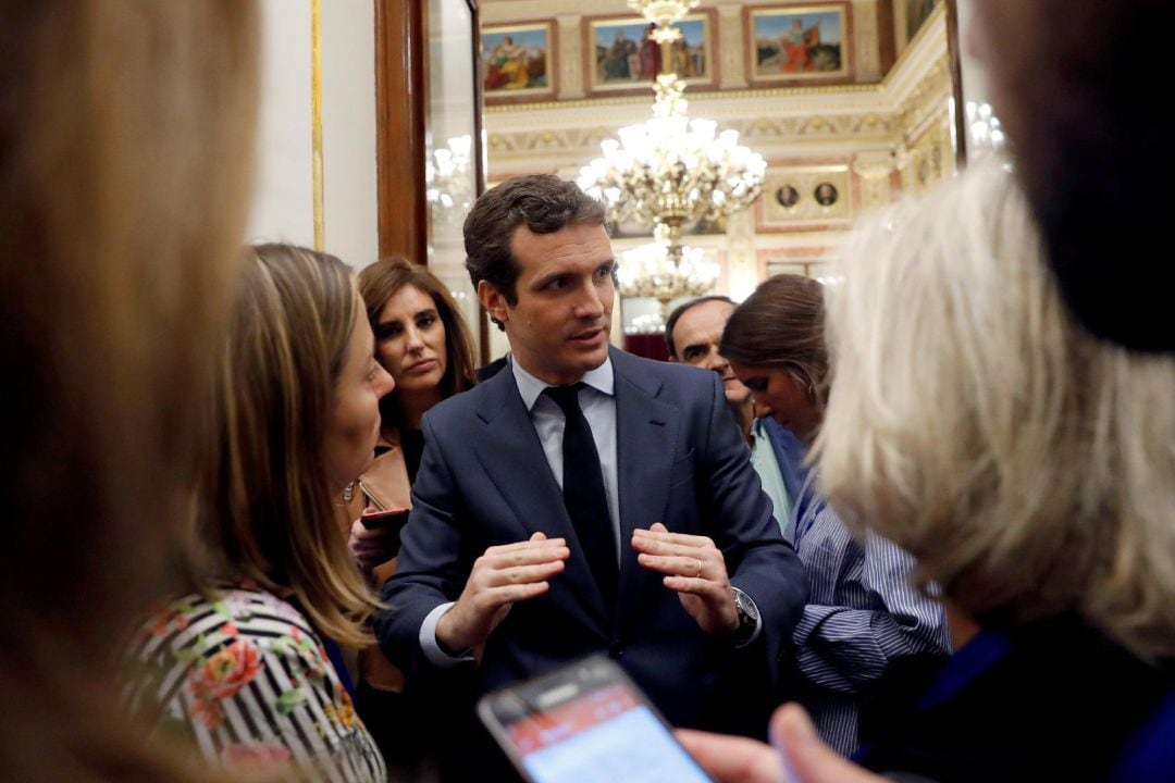 El presidente del Partido Popular Pablo Casado, conversa con los periodistas tras la sesión de control en el Congreso de los Diptados