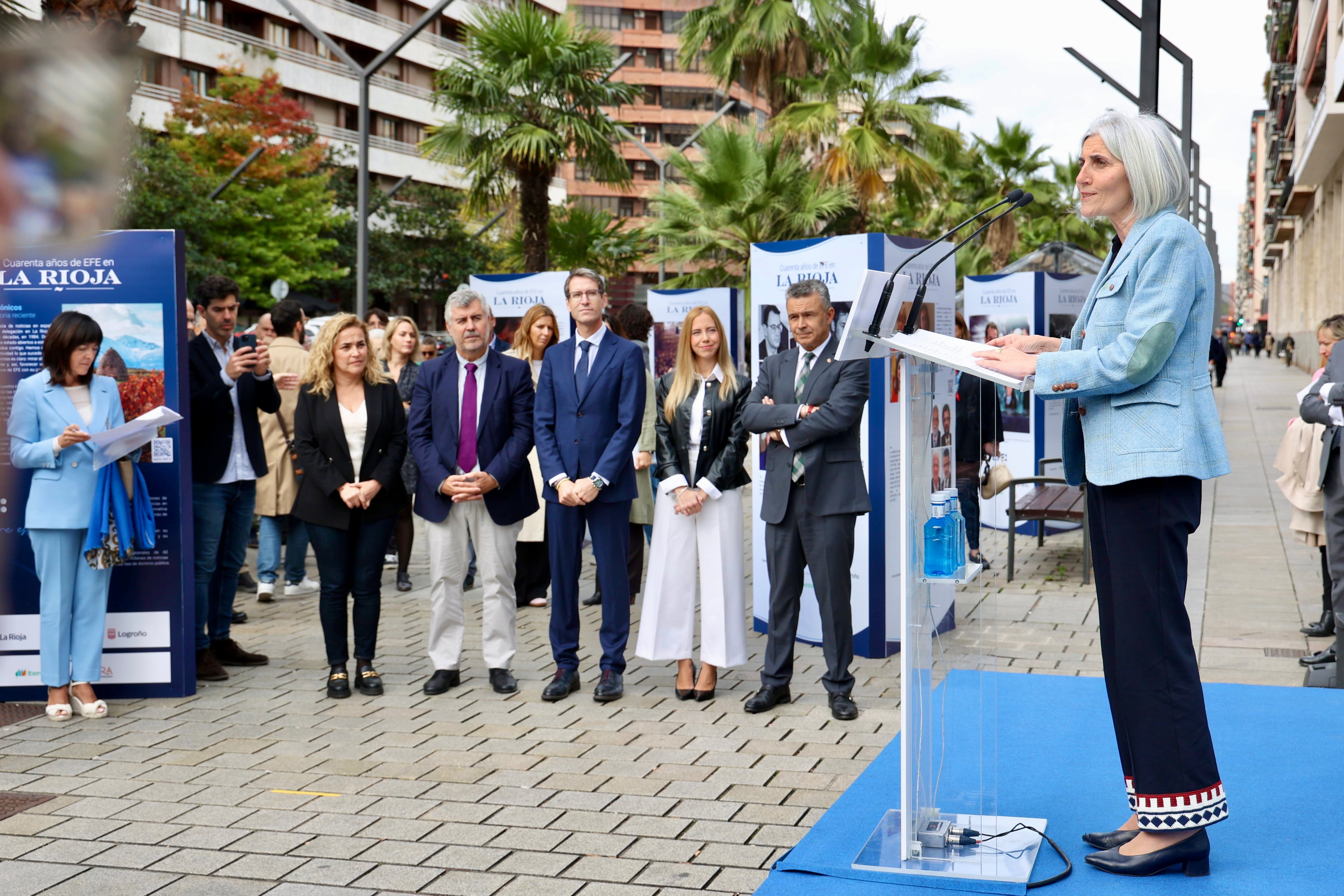 LOGROÑO 08/10/2024.- La delegada de la Agencia EFE en La Rioja, Ana Lumbreras, interviene en la inauguración de la exposición fotográfica urbana &#039;Momentos icónicos de nuestra historia. EFE 40 años La Rioja&quot; con la que se conmemoran las cuatro décadas de su delegación en la comunidad riojana, este martes en Logroño. EFE/Raquel Manzanares
