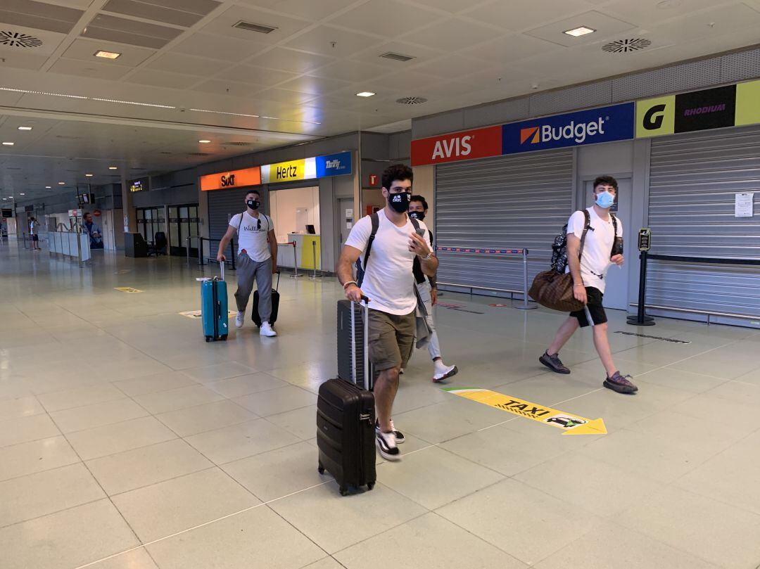 Turistas en el Aeropuerto de Ibiza