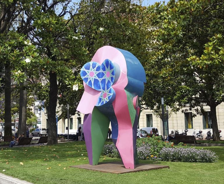 Fotografía facilitada por la Fundación Gabarrón que muestra una de las escultura que el artista murciano Cristóbal Gabarrón ha implantado en Cannes en el marco de una amplia retrospectiva.