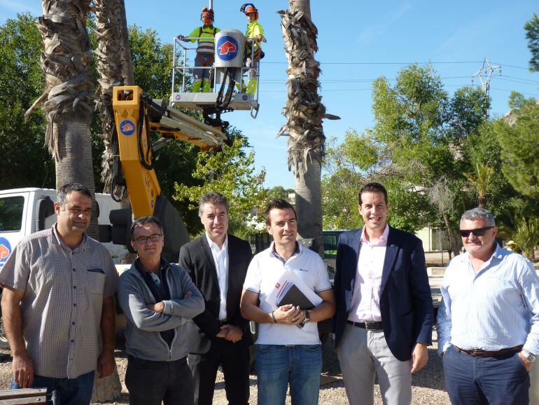 El alcalde y concejal rodeado de los técnicos y encargados de la empresa de mantenimiento 