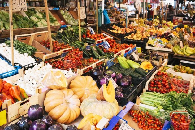 Puestos de fruta y verdura en el Mercato Ballaro