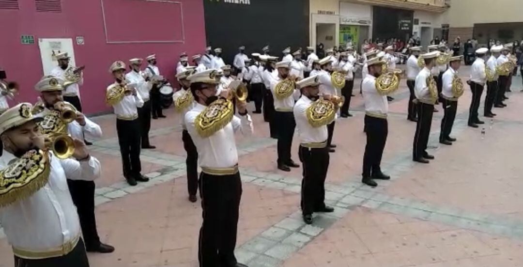 La Banda de Tambores y Cornetas de &quot;La Sentencia&quot; de Almuñécar durante su concierto de este domingo de Ramos en la plaza del templo del Salvador