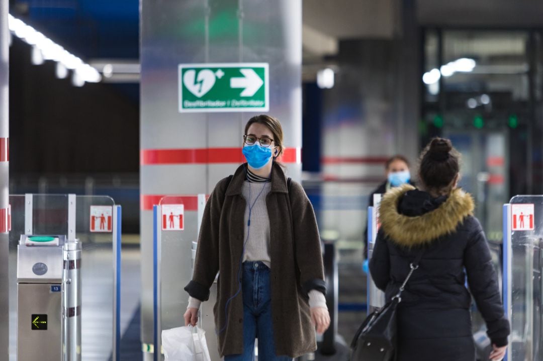 Un pasajero de metro de Madrid sale del andén con mascarilla