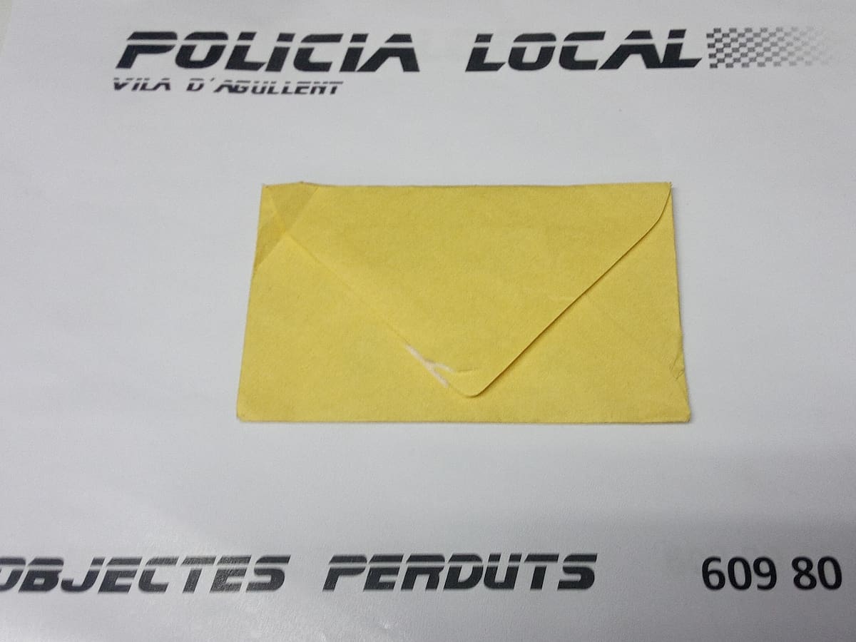 Un home honrat troba un sobre amb diners a Agullent i el porta a la Policia Local