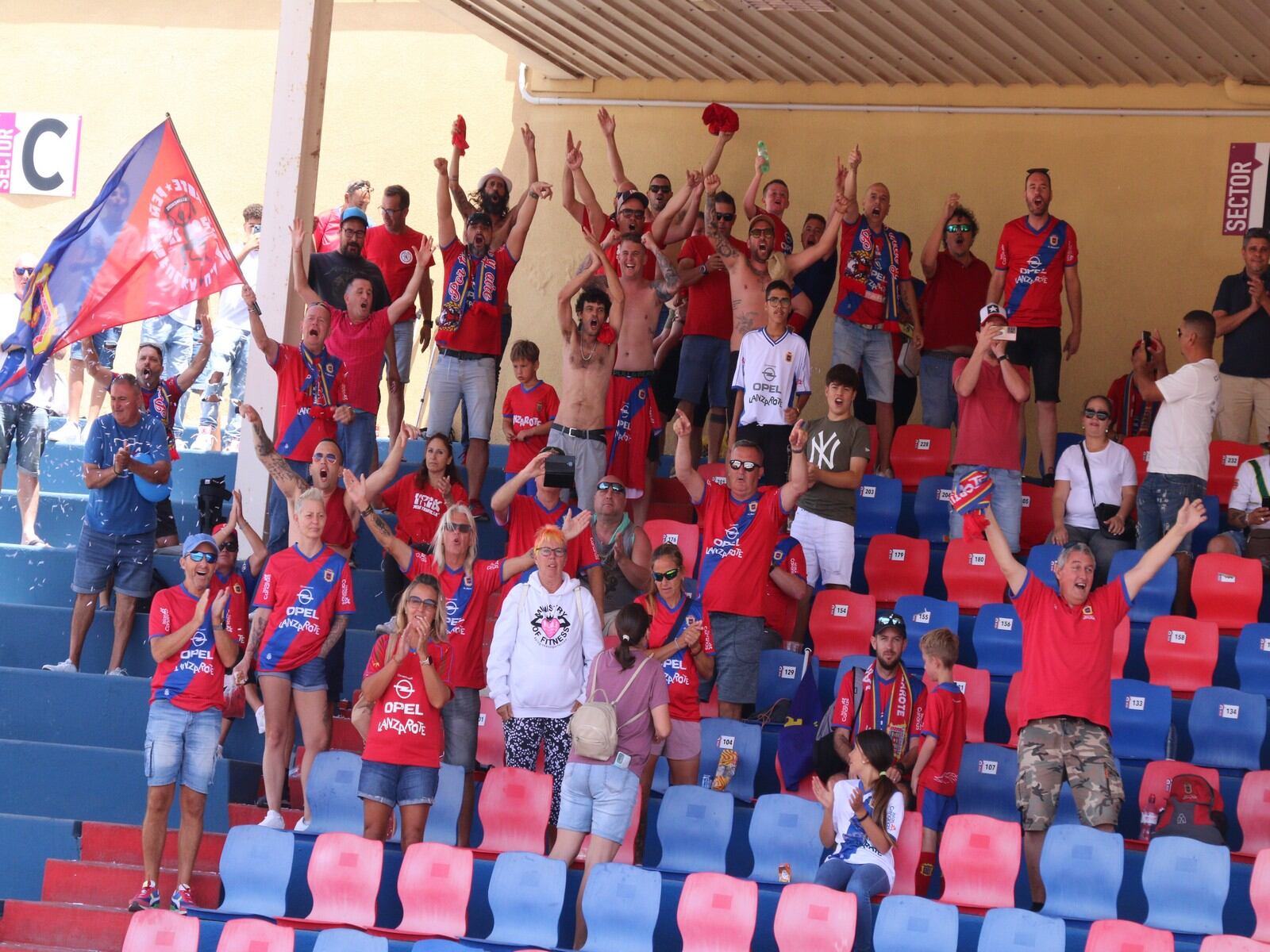 Aficionados de la UD Lanzarote en la Ciudad Deportiva.