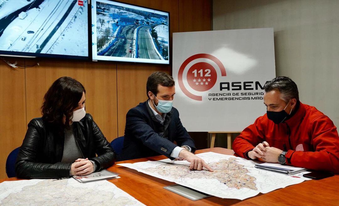 El líder del PP, Pablo Casado, y la presidenta de la CAM, Isabel Díaz Ayuso, en la sede de la Agencia de Seguridad y Emergencias de Madrid 112 para conocer el dispositivo ante la borrasca Filomena. En Madrid, a 12 de enero de 2021.