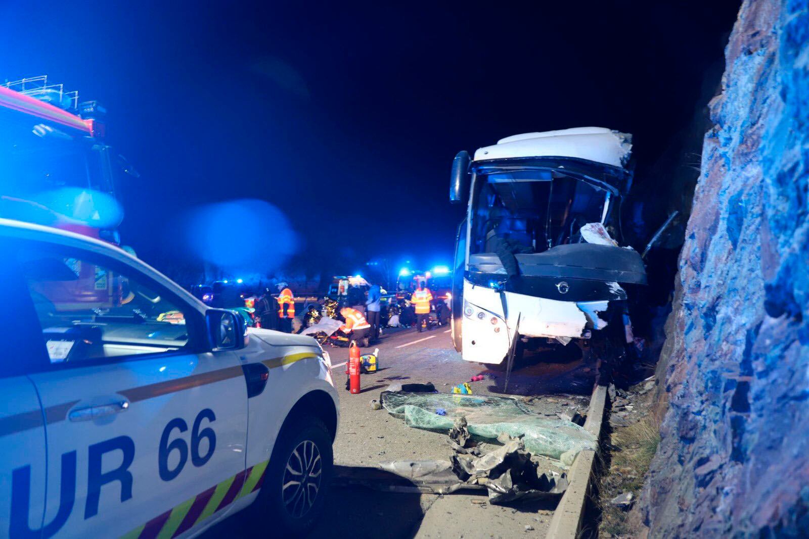 GRAF7398. PORTÉ PUYMORENS (FRANCIA), 01/12/2024.- Al menos dos personas resultaron muertas, otras siete heridas de gravedad y otra se encuentra desaparecida en el accidente de un autobús español que tuvo lugar este domingo en una carretera de montaña en el departamento de Pirineos Orientales, en el sur del Francia. EFE/Bomberos de los Pirineos Orientales/Anthony CIRERA -SOLO USO EDITORIAL/SOLO DISPONIBLE PARA ILUSTRAR LA NOTICIA QUE ACOMPAÑA (CRÉDITO OBLIGATORIO)-
