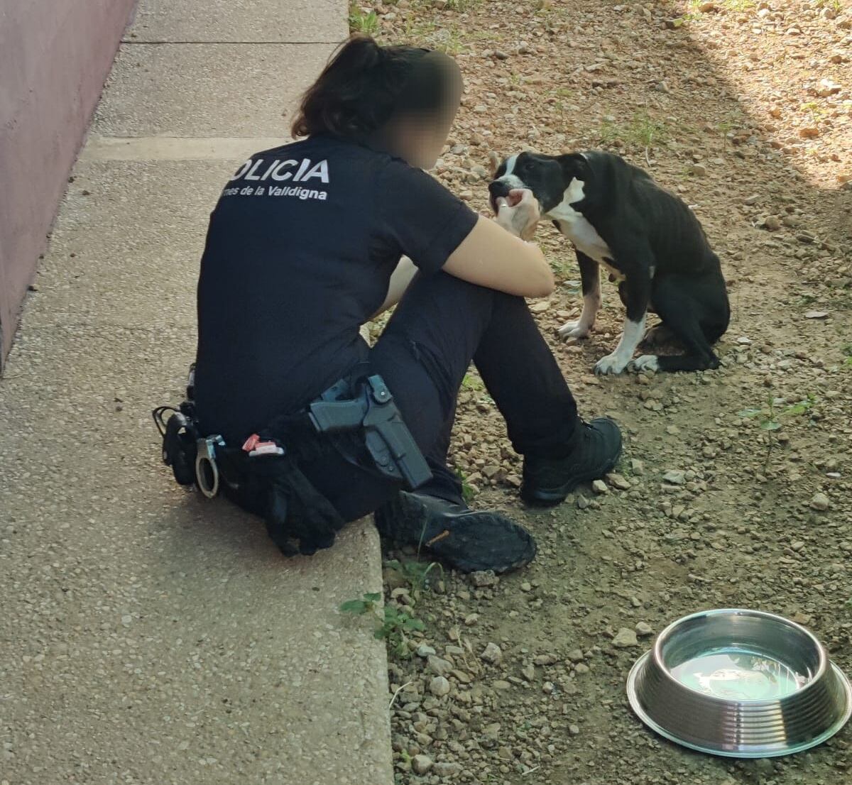 Una agente de la Policía Local de Tavernes con el perro rescatado.