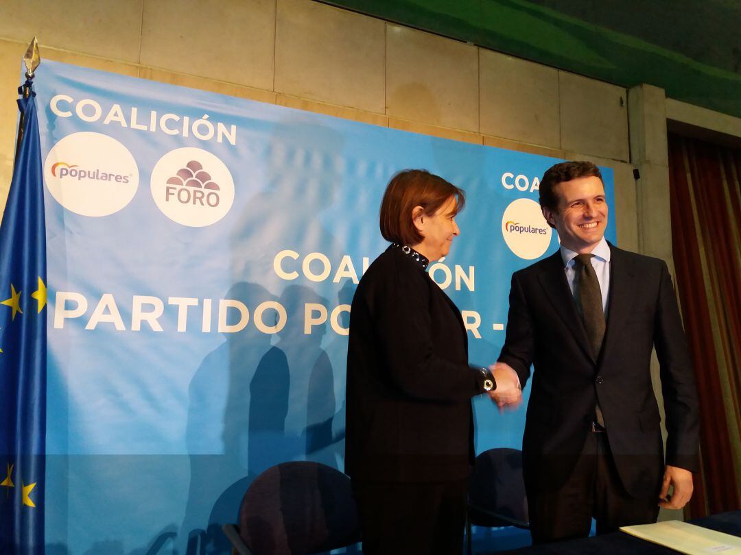 La presidenta de Foro Asturias, Carmen Moriyón y el presidente nacional del PP, Pablo Casado se saludan antes de firmar la reedición de la coalición electoral para las generales del 28 de abril