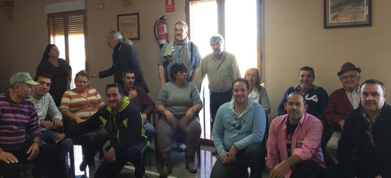 Encierro de políticos y ciudadanos en el Ayuntamiento de Láchar (Granada) promovido por IU para protestar por las deudas de la Junta de Andalucía con los ayuntamientos