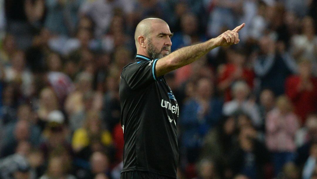 Eric Cantona en un partido benéfico en Old Trafford.