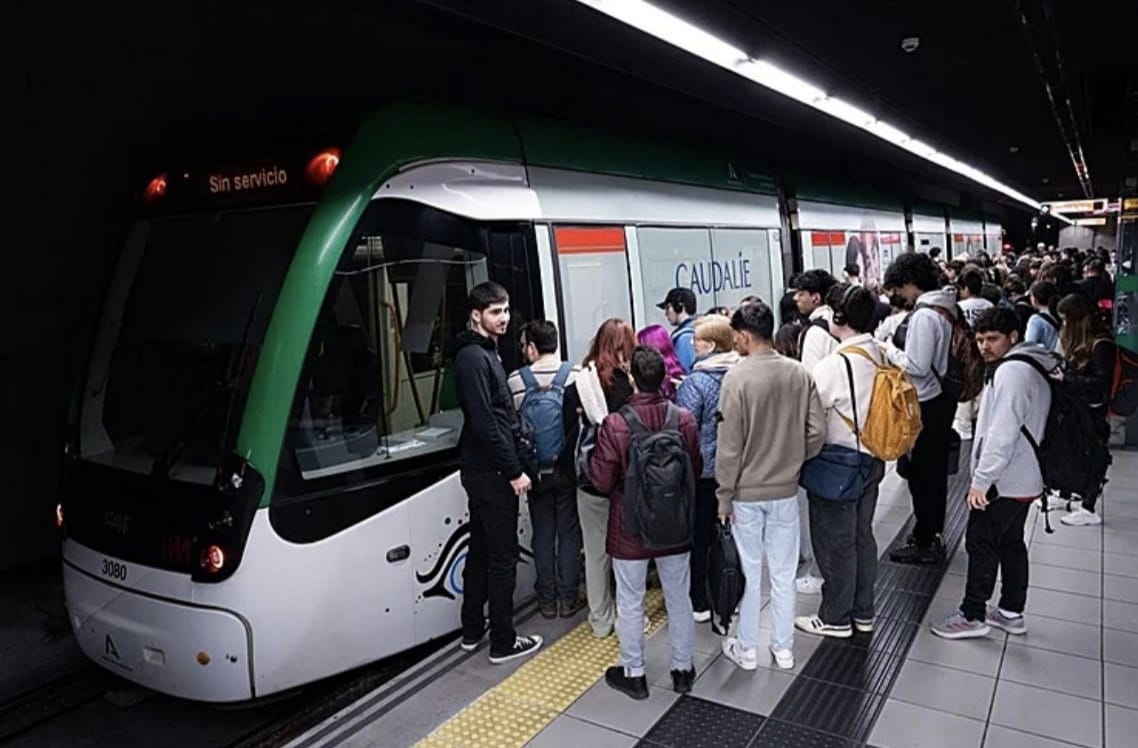 Colas en el metro de Málaga este jueves durante la huelga
