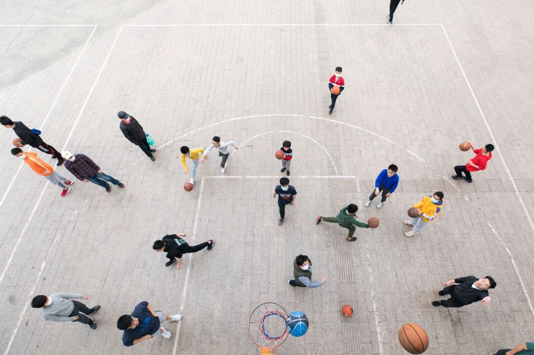 Jugando al baloncesto en un parque de Shanghai. 