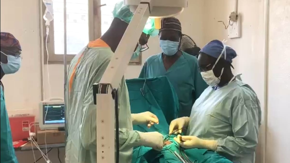 Entrevistamos al cirujano Javier de la Torre y a la médica rehabilitadora Paula Peña del Hospital de Fuenlabrada