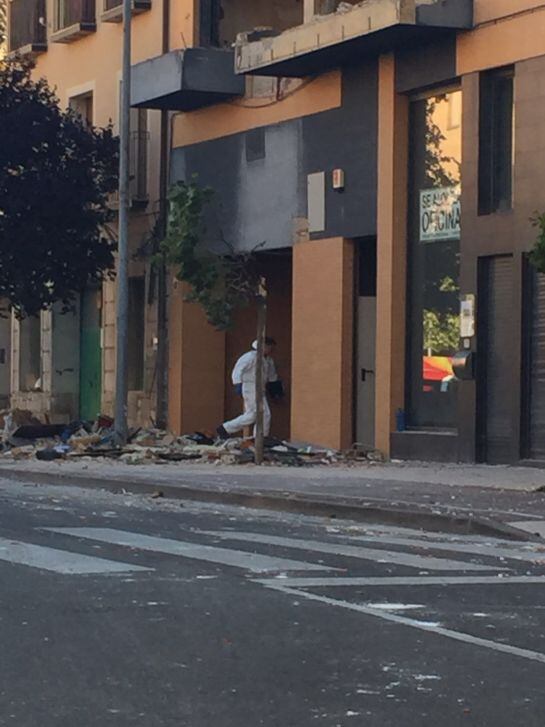 Investigadores trabajan en el desescombro del inmueble.