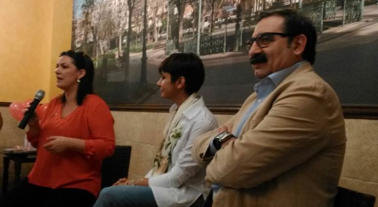 De derecha a izquierda, Jesús Fernández, Isabel Rodríguez y Maite Fernández en el acto con asociaciones sanitarias de la comarca de Puertollano