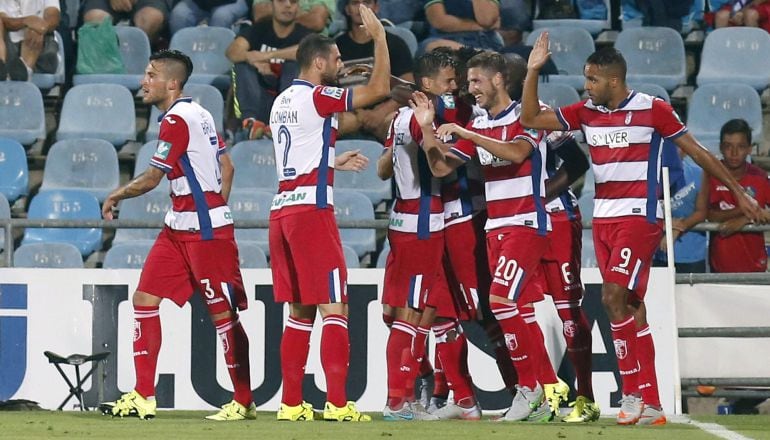 Los jugadores del Granada CF celebran el segundo gol del equipo ante el Getafe en la jornada 2 de la Liga BBVA.