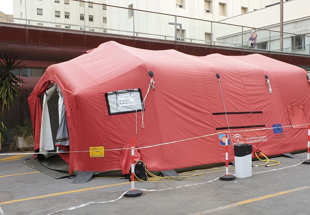 Carpa sanitaria ubicada en el exterior del hospial Virgen de las Nieves de Granada destinada a la desinfección de personas que llegan o salen de las instalaciones