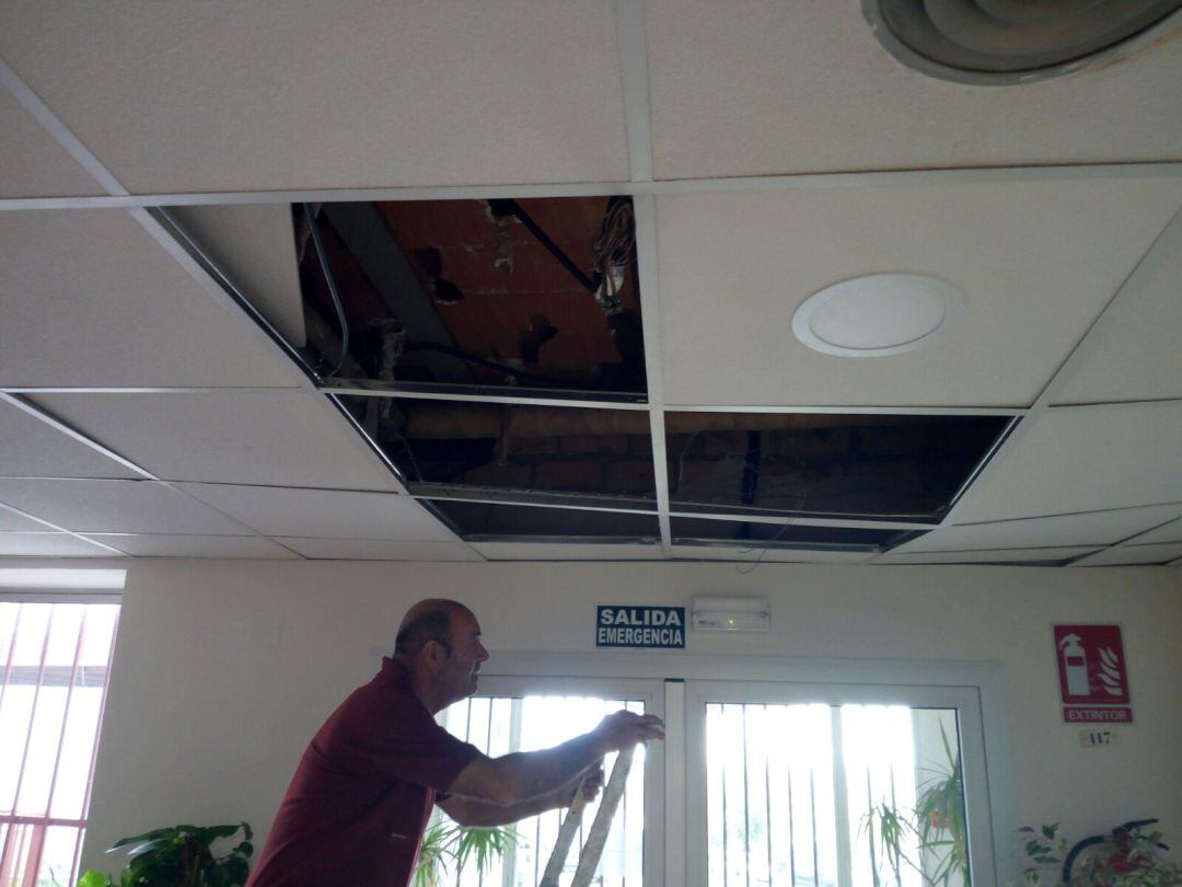 Operario revisando el pasado verano los bajantes y cubiertas