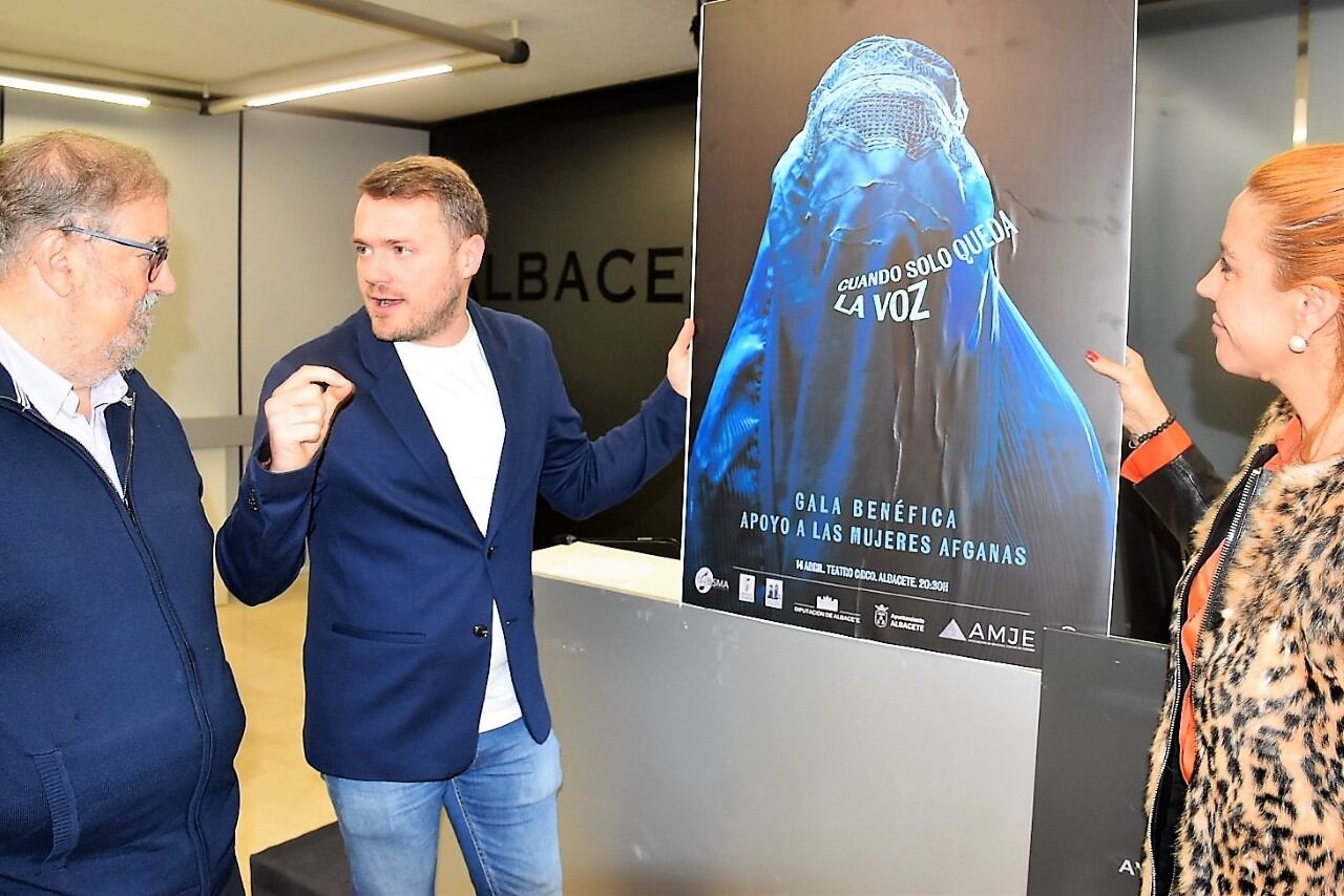 Instante previo a la presentación de la gala &quot;Cuando solo queda la voz&quot; en el Ayuntamiento de Albacete