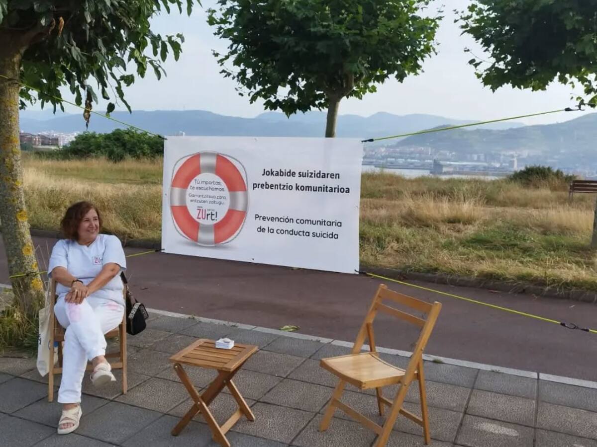 Pegatinas que salvan vidas y 'puntos de escucha' para prevenir el suicidio en Bizkaia