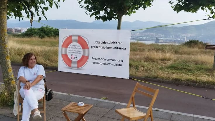 Pegatinas que salvan vidas y 'puntos de escucha' para prevenir el suicidio en Bizkaia