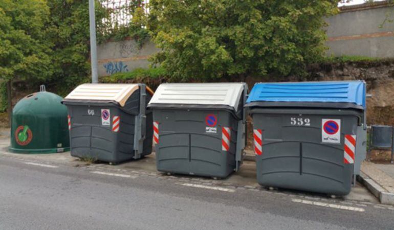 Varios contenedores de basura