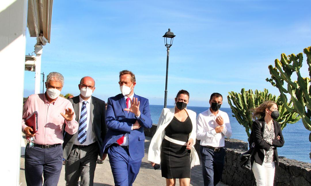 El secretario de Estado para el Turismo, Fernando Valdés, paesando junto al delegado del Gobierno en Canarias, Anselmo Pestana, la presidenta del Cabildo de Lanzarote, María Dolores Corujo, el alcalde de Tías, José Juan Cruz, y el primer teniente de alcal