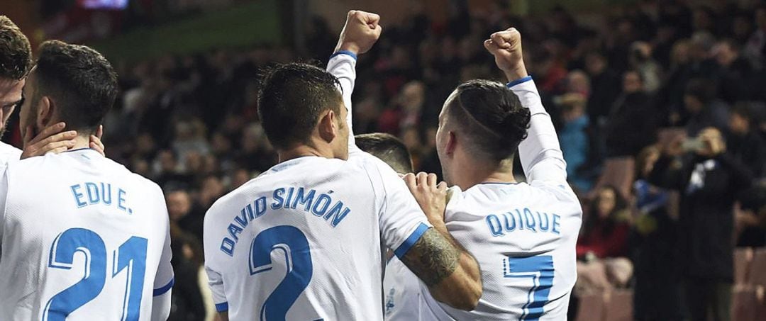 Los jugadores del Deportivo celebran el gol de Quique