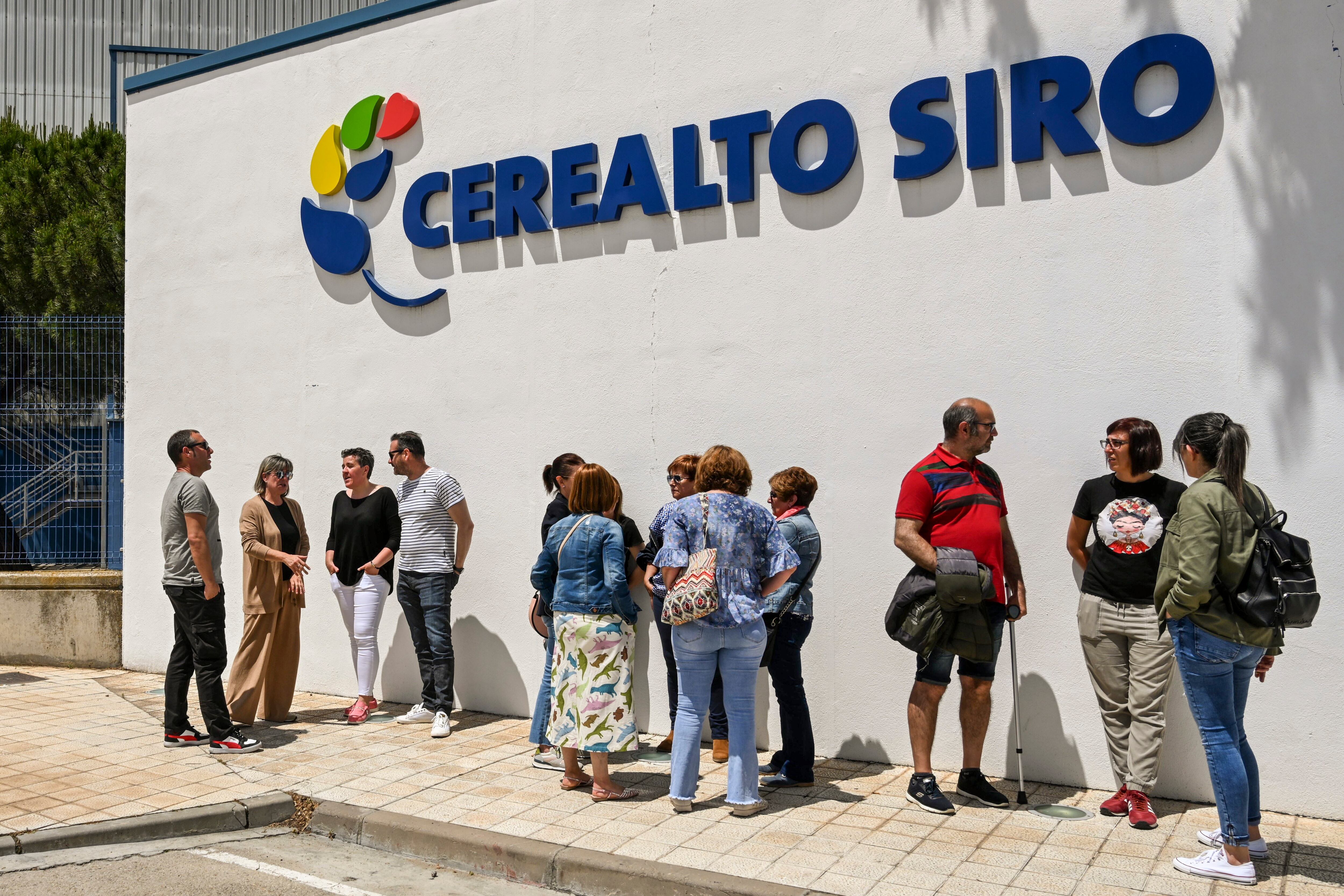 VENTA DE BAÑOS (PALENCIA), 02/06/2023.- Los trabajadores de la fábrica de galletas Siro de Venta de Baños a la salida de una asamblea informativa sobre el anuncio de cierre realizado por la empresa. EFE/ Almudena Álvarez
