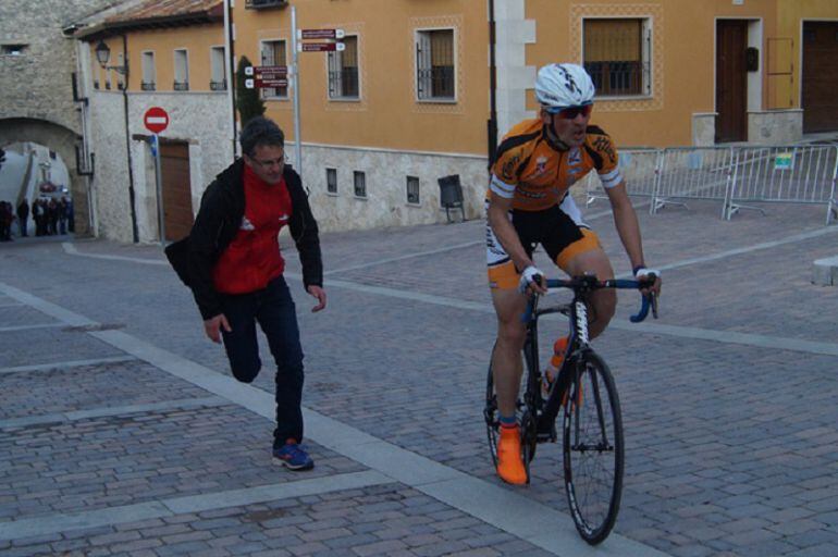 El ciclista arandino en pleno esfuerzo durante la ascensión.