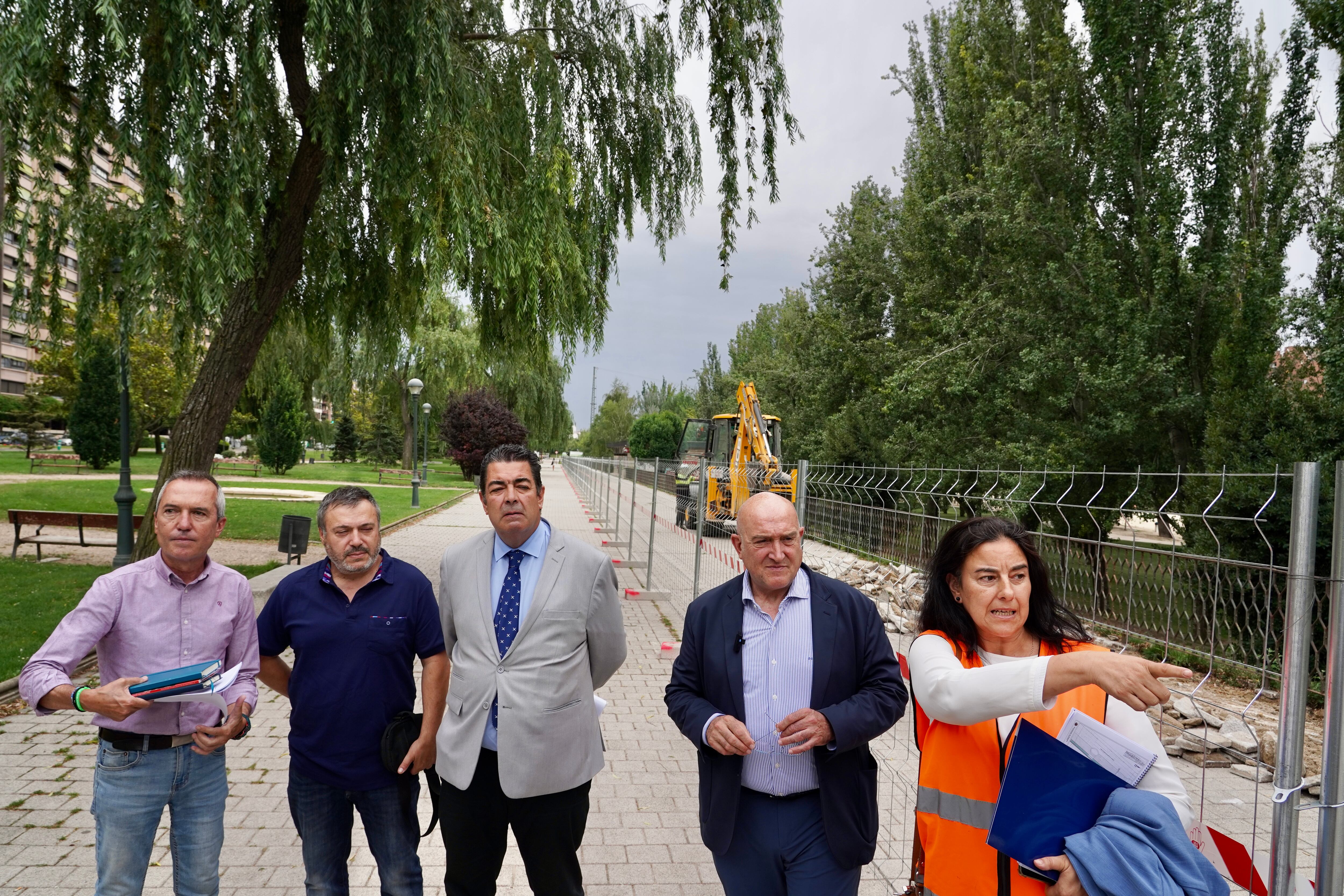 El alcalde de Valladolid, Jesús Julio Carnero, visita las obras del carril bici del paseo de Isabel la Católica.