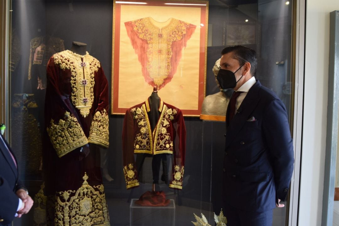 El rejoneador Diego Ventura junto a la &#039;Túnica de Juanita Reina&#039; y el traje corto que ha donado para el Museo de La Macarena