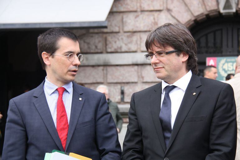 El president Carles Puigdemont amb el representant permanent davant de la UE, Amadeu Altafaj, el 30 d&#039;abril a Anvers (horitzontal).