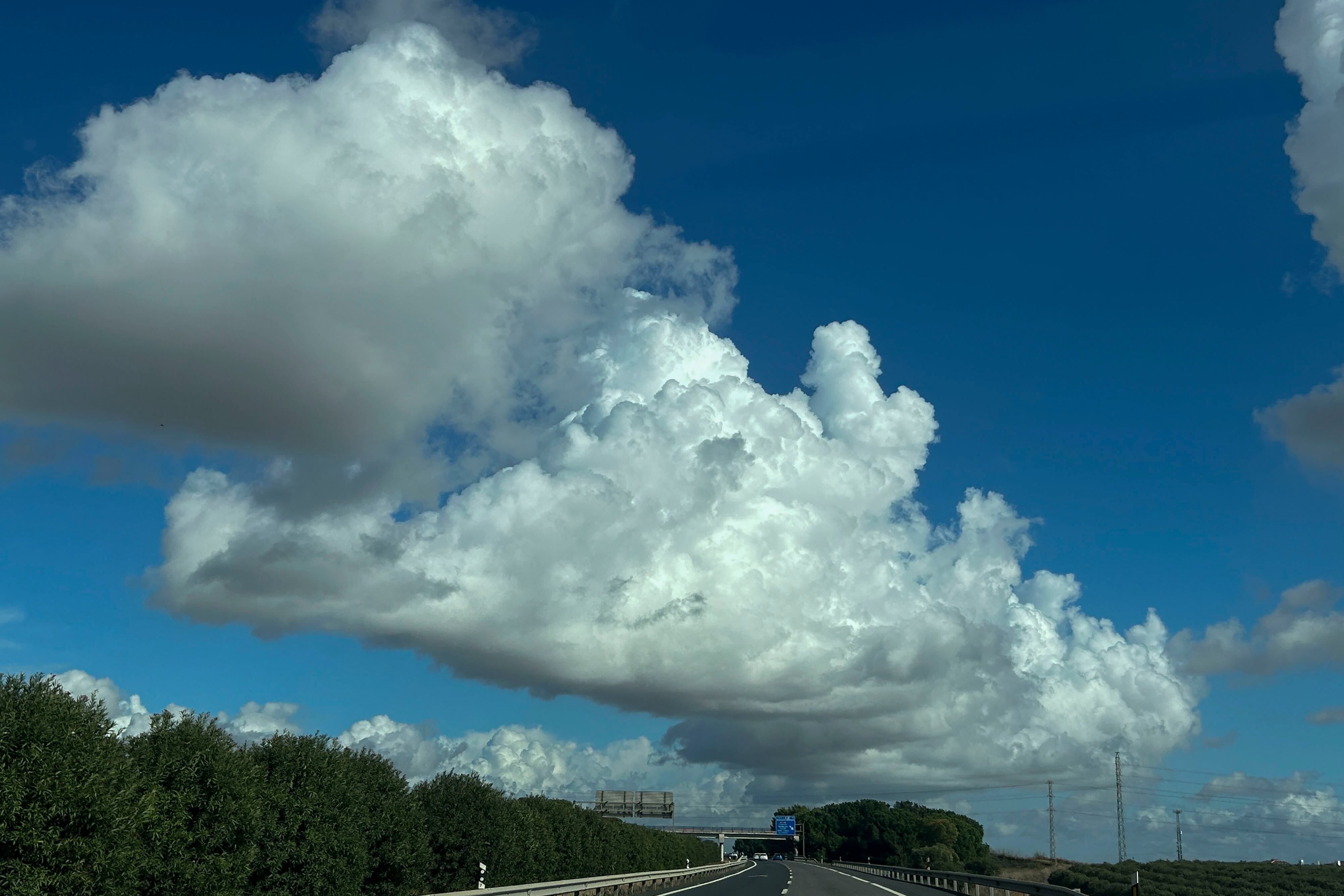 Vista de una masa de nubes sobre la autopista Sevilla-Huelva este domingo.