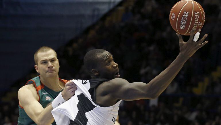 El pívot esloveno Uros Slokar (i), del CB Sevilla, agarra de la camiseta a Shawn James (d), del Dominion Bilbao, en una jugada del partido de Liga Endesa que disputan hoy en el Palacio de Los Deportes de Sevilla