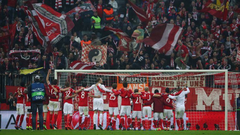 Los jugadores del Bayern celebran con su afición la victoria.