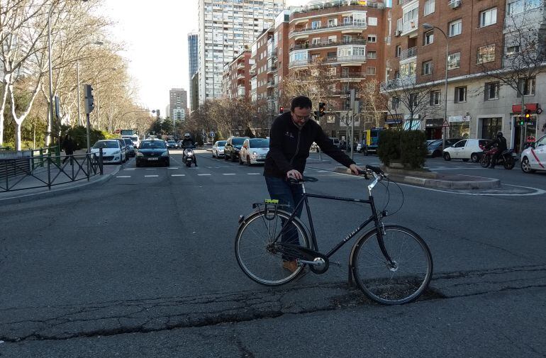 José Luis Juiménez (Madrid Ciclista) mostrando uno de los socavones de la avenida General Perón, 14.