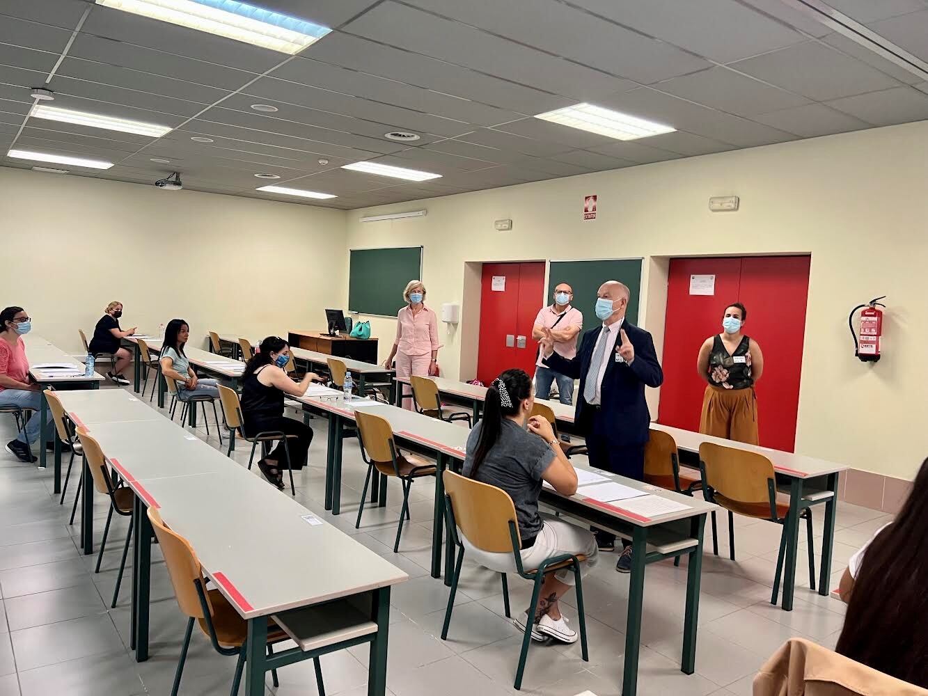 La consejera de Educación, Marina Lombó en la Facultad de Derecho donde se han examinado los aspirantes que optan al cuerpo de Maestros de Educación Infantil.