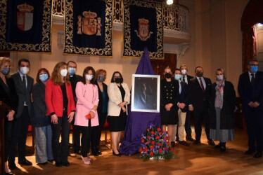 Autoridades posan junto al cartel oficial de la Semana Santa de Ciudad Real