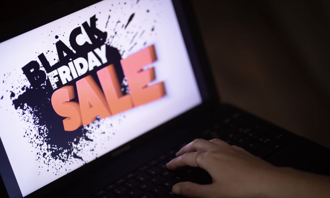 Cartel publicitario del Black Friday en ventas online.